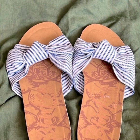 Brand New Blowfish Blue & White Striped Nautical Print Knot Bow Slides Sandals - Picture 8 of 13